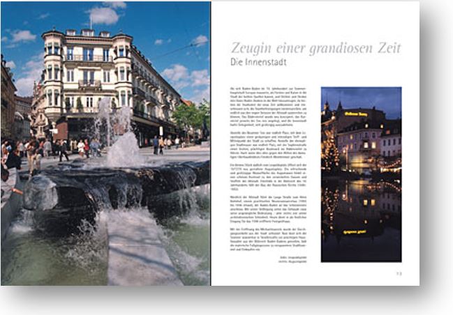 Bei diesem Blick ins Buch findet man links ein ganzseitiges Foto des Leopoldsplatzes mit seinem Brunnen im Vordergrund. Rechts neben dem Text, ein Foto des Augustasees mit Lichtspiegelungen bei Nacht.