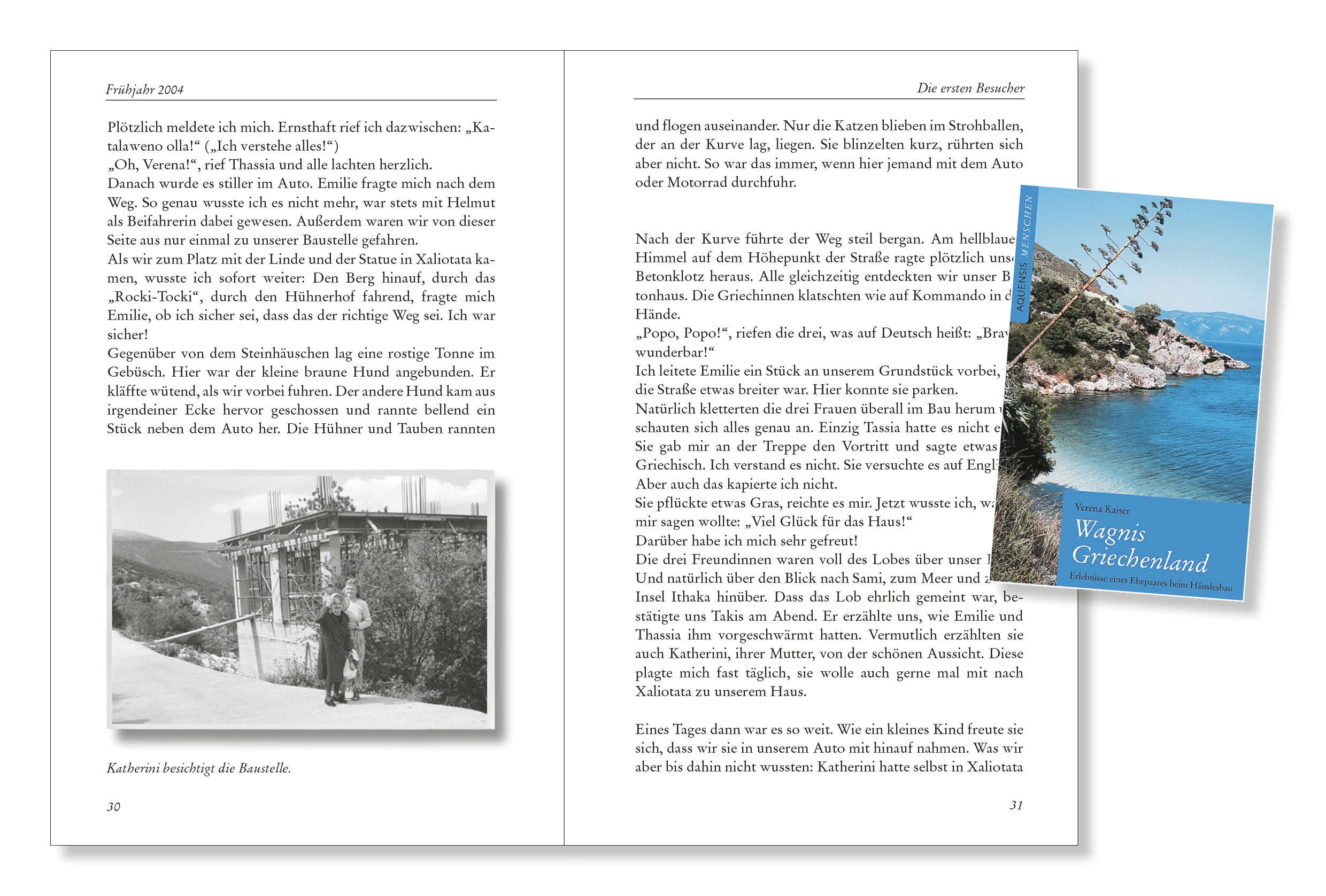 Blick ins Buch „Wagnis Griechenland“ Seiten 30 und 31 mit einem SW-Foto der Baustelle des Hauses der Autorin in Griechenland und einem kleinen Bild des Covers mit Blick auf eine Bucht mit blauem Wasser und Bergen.
