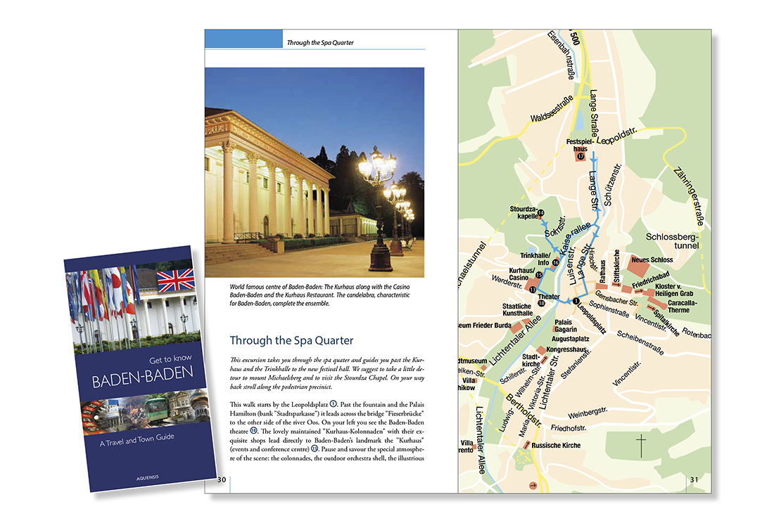 Seiten 30 und 31 des Stadtführers mit einem Farbfoto des beleuchteten Kurhauses in den Abendstunden und einer Karte der Innenstadt.