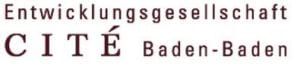 Schriftzug der Entwicklungsgesellschaft Cité Baden-Baden, dunkelrote Schrift