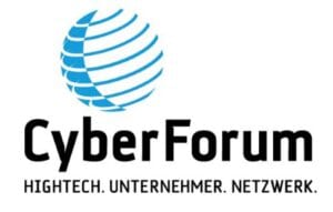 Schwarzer Schriftzug des CyberForum mit blau-weiß gestreifter, stilisierter Erdkugel