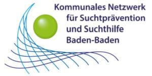 Grüne Kugel über geschwungenem, dreieckigem Netz und blauem Schriftzug des Kommunalen Netzwerk für Suchtprävention und Suchthilfe Baden-Baden